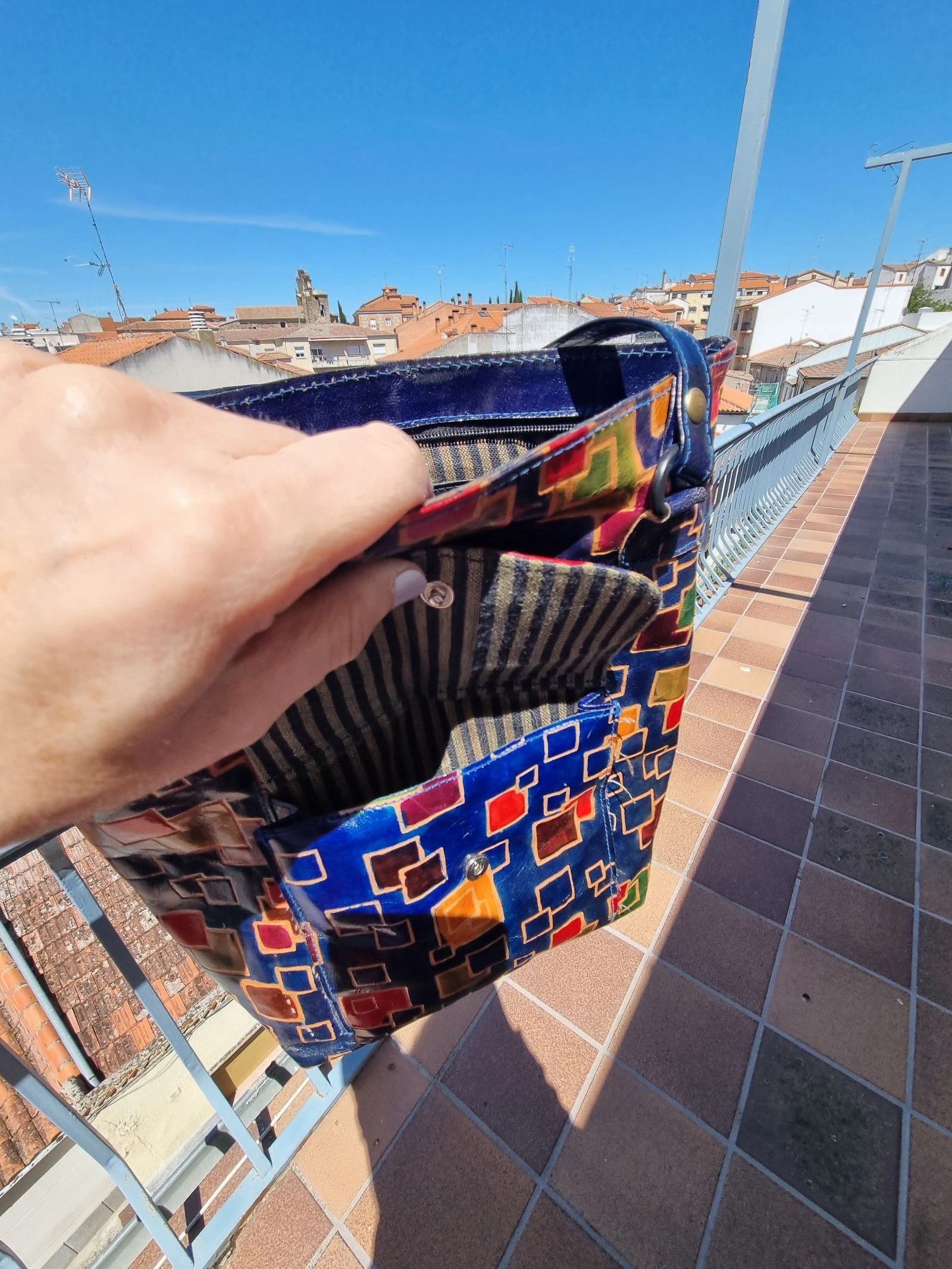Bolso azul con estampado de cuadros hecho a mano. – photo 3